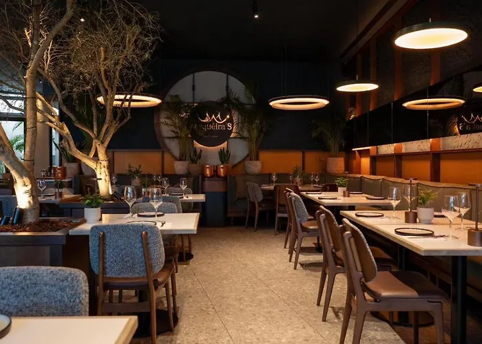 Отель Axis Club Aliados 4*